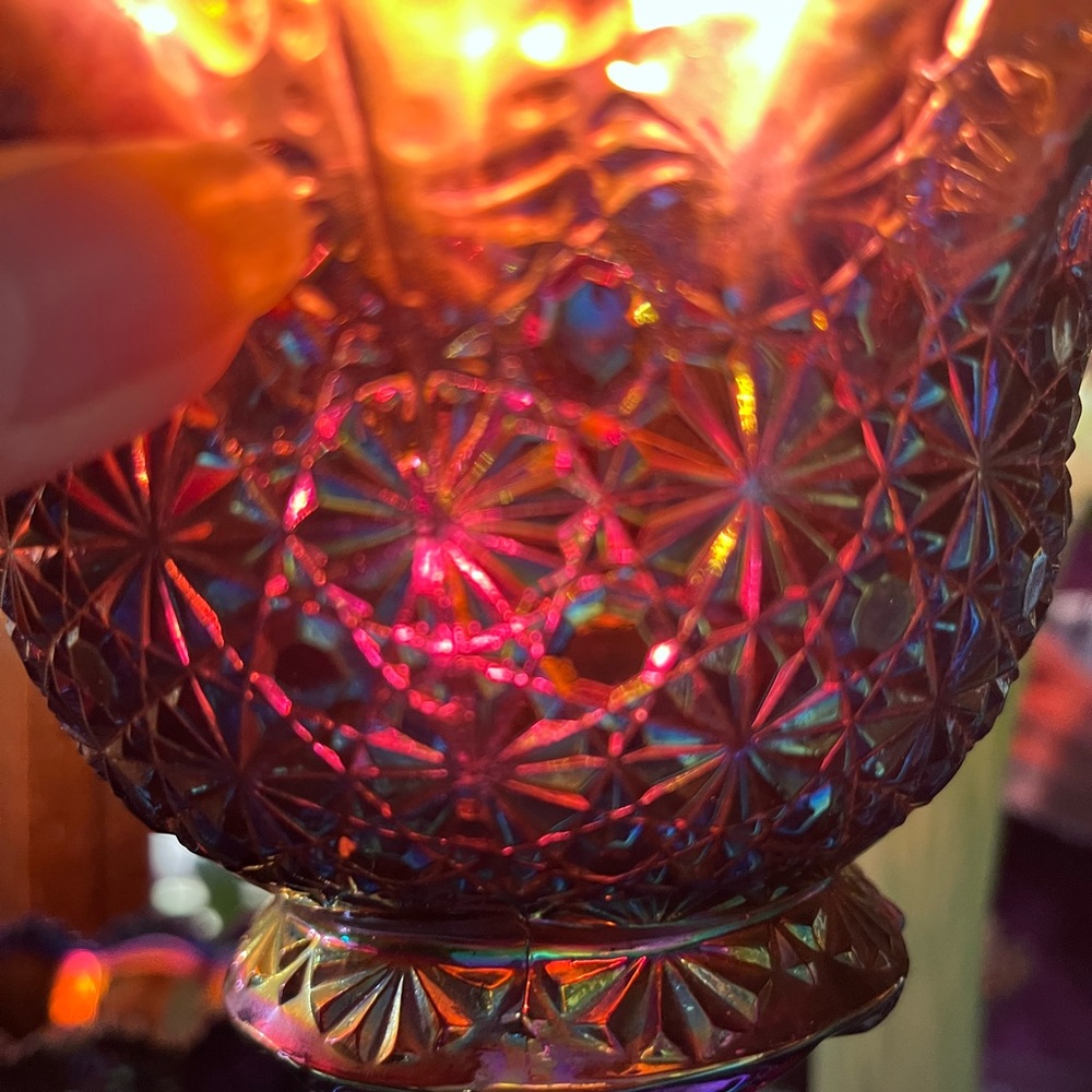 Gorgeous L.E. Smith Amethyst Carnival Glass Ruffled Bowl Daisy & Button Pattern - Picture 12 of 15